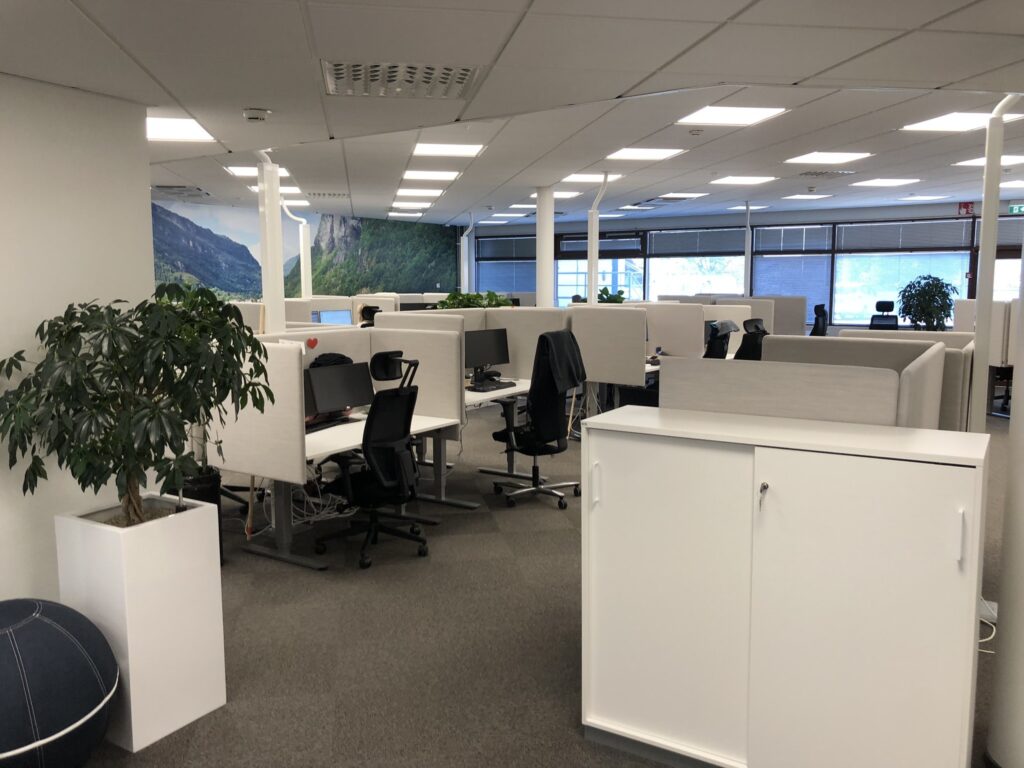 Toimistokalusteet toimitilassa